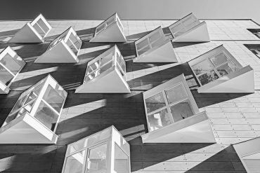 Ayer photographe architecture habitat social aiguillon constructiondes bow window en noir et blanc