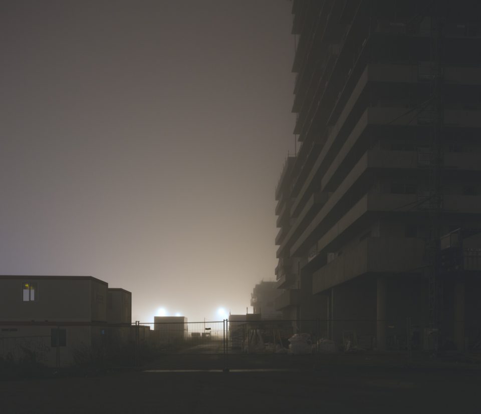 Ayer photographe architecture rennes nuit brume construction plaine de baud de nuit