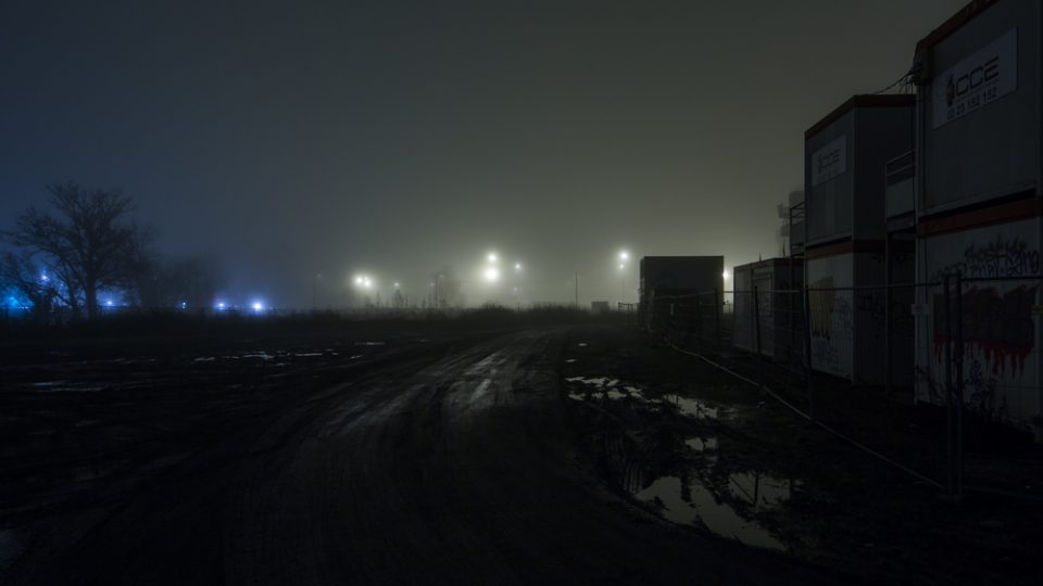Ayer photographe architecture rennes nuit brume construction les conteners de chantier la nuit