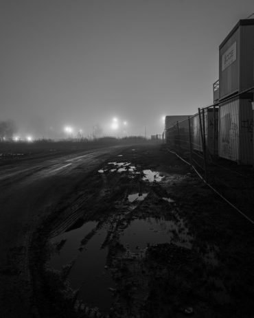 Ayer photographe architecture rennes nuit brume construction la boue autour des cabanes de chantier