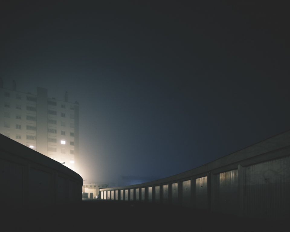 Ayer photographe architecture rennes nuit brume construction stationnement auto