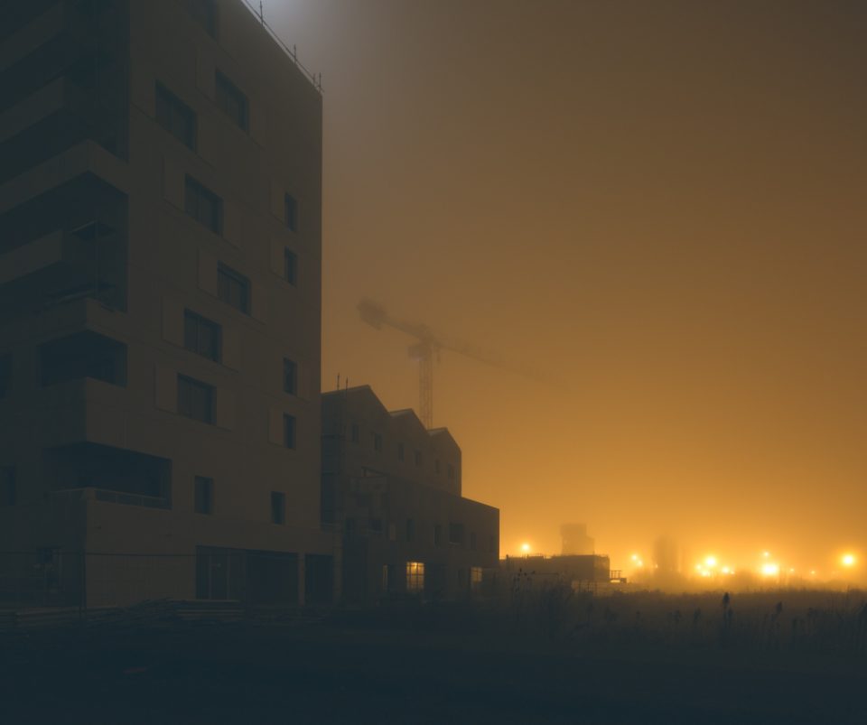 Ayer photographe architecture rennes nuit brume construction le feu des constructions dans la nuit
