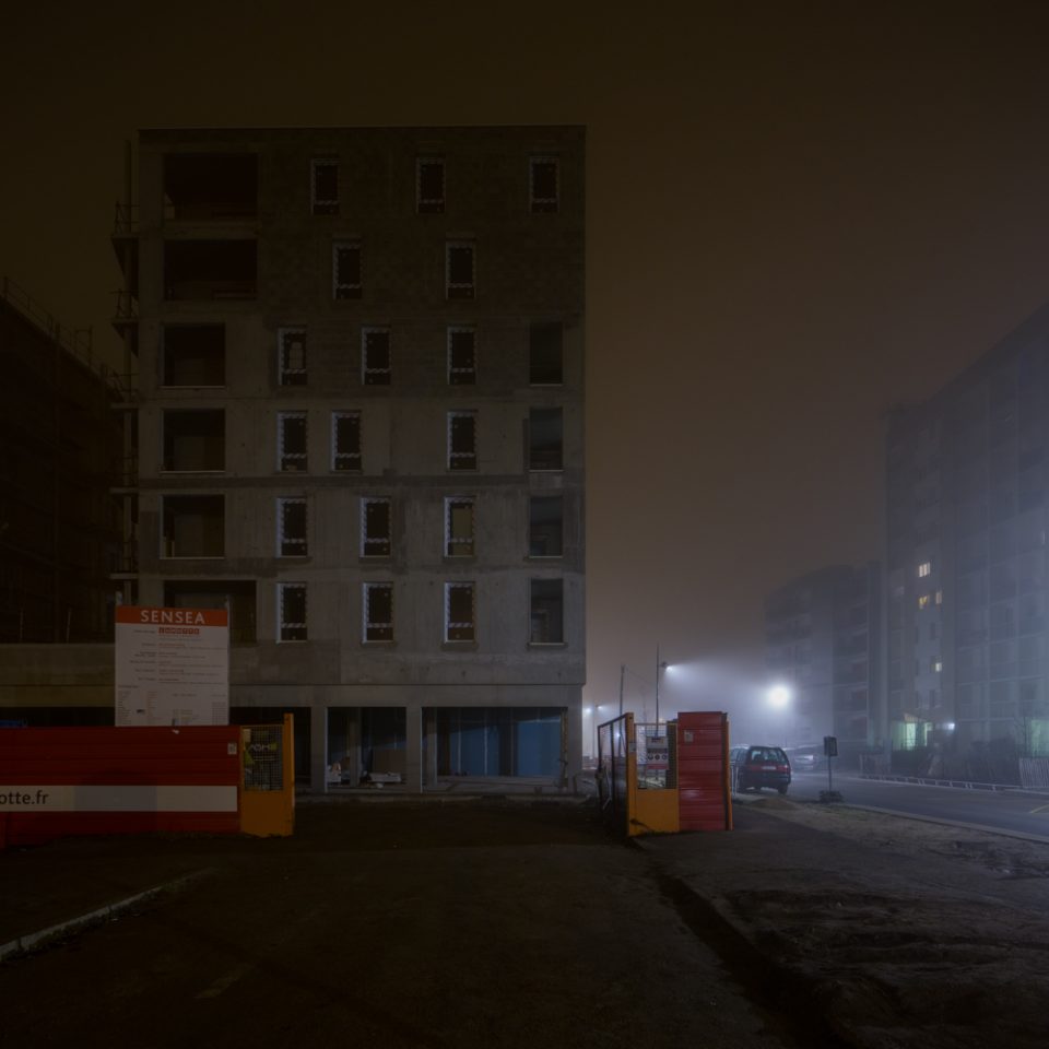 Ayer photographe architecture rennes nuit brume construction un immeuble en construction au gast maureaps
