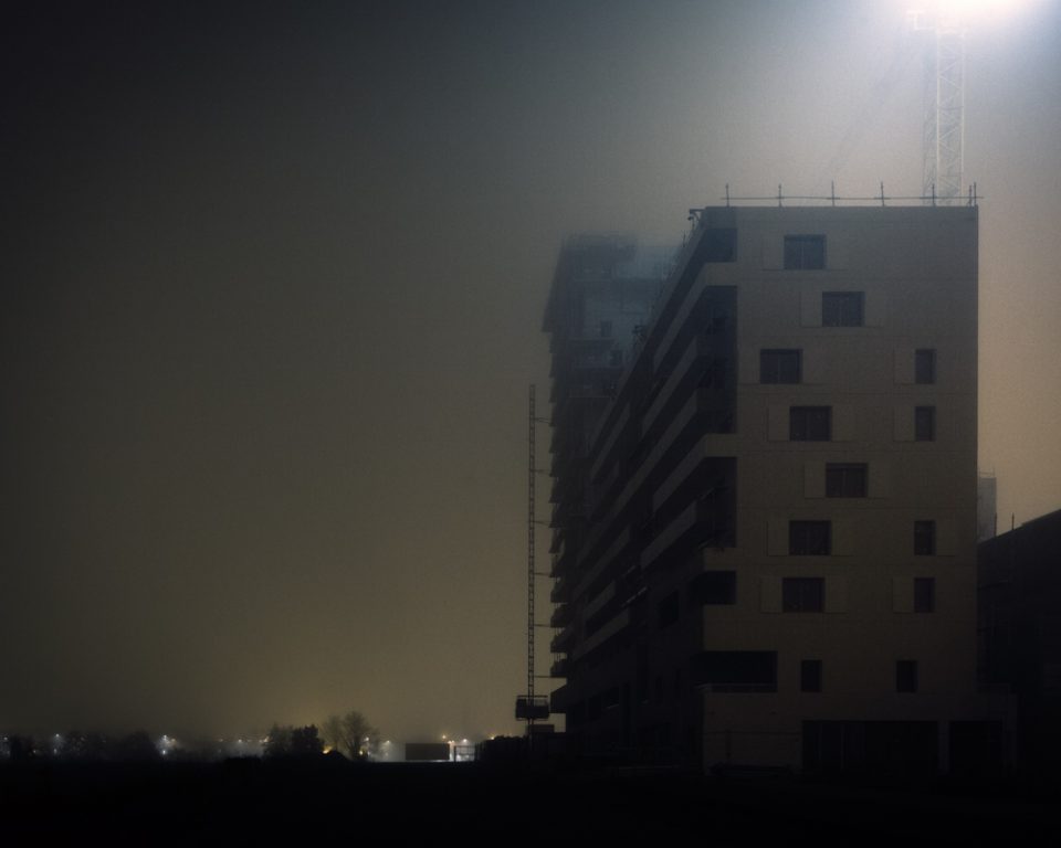 Ayer photographe architecture rennes nuit brume construction eclairage de chantier la nuit