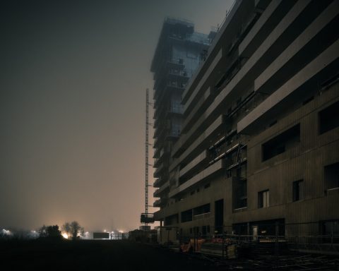 Ayer photographe architecture rennes nuit brume construction ambiance de nuit dans la plaine de baud