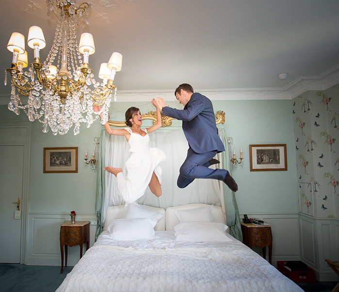 Ayer photographe mariage original chateau apigne chambre lit lustre