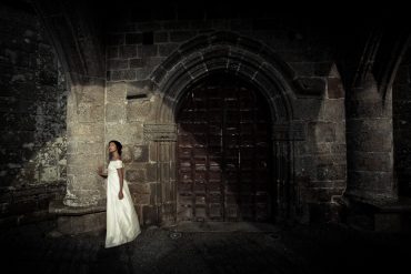 Ayer photographe mariage original clair obscur eglise