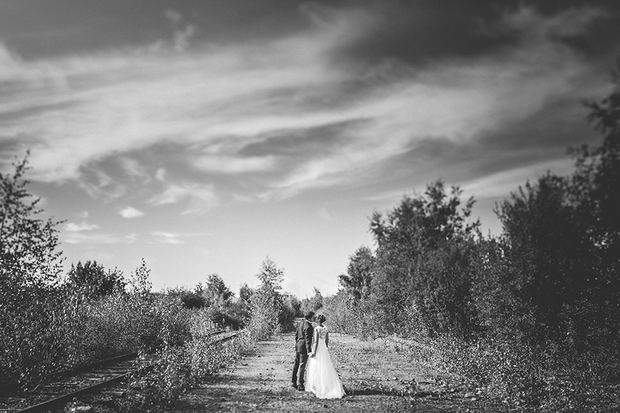 Ayer photographe mariage original voie-ferré noir et blanc