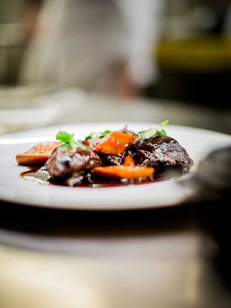 Ayer photographe rennes hotel balthazar cuisine gastronomie detail d'une assiette de bourgignon