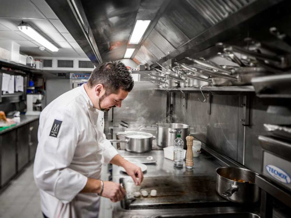 Ayer photographe rennes hotel balthazar cuisine gastronomie le chef en cuisson de saint-jacques