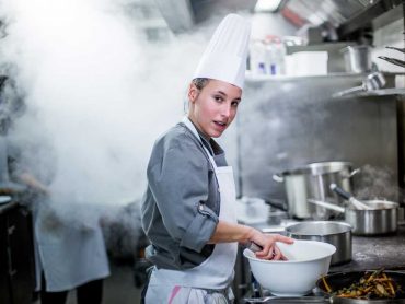 Ayer photographe rennes hotel balthazar cuisine gastronomie la chef patissiere en plein travail