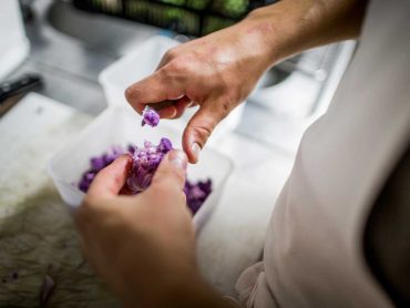 Ayer photographe rennes hotel balthazar cuisine gastronomie decoupe de chou fleur violet