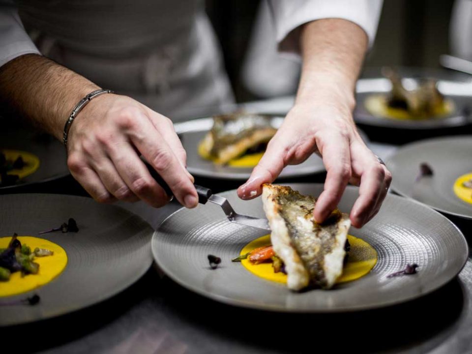 Ayer photographe rennes hotel balthazar cuisine gastronomie depose du filet de poisson dans l'assiette