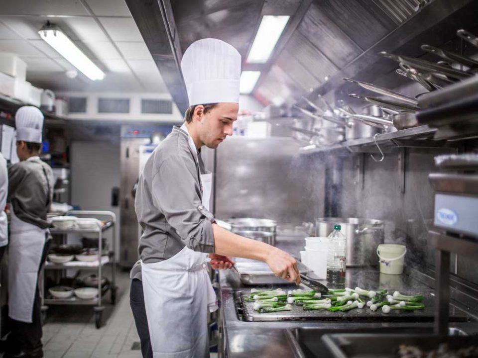 Ayer photographe rennes hotel balthazar cuisine gastronomie le second de cuisine en pleine cuisine d'oignons nouveaux