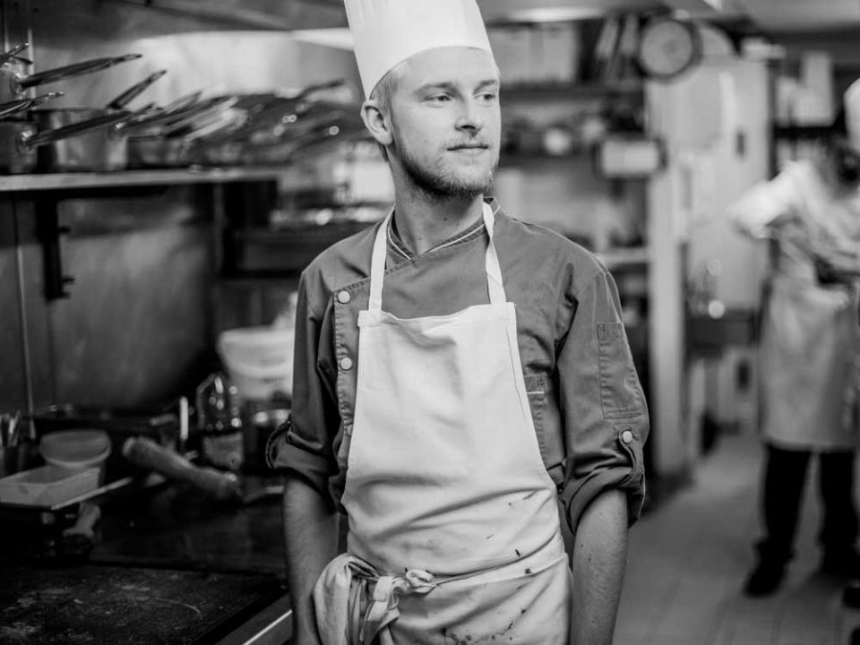 Ayer photographe rennes hotel balthazar cuisine gastronomie portrait noir et blanc en cuisine