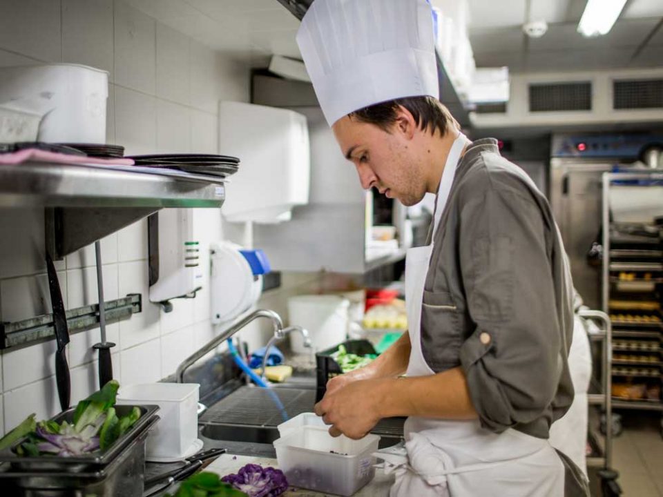 Ayer photographe rennes hotel balthazar cuisine gastronomie epluchage des légumes