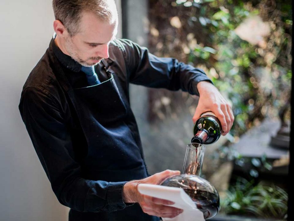 Ayer photographe rennes hotel balthazar cuisine gastronomie le sommelier en pleine mise en carafe