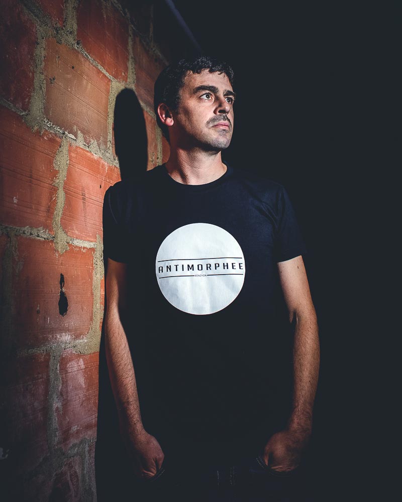 Ayer photographe Portrait d'erwan antimorphée createur de tee-shirts sérigraphiés