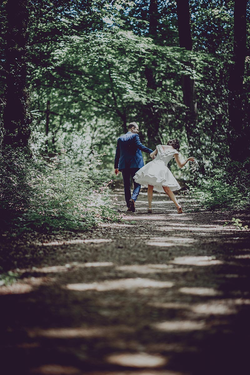 Reportage de mariage à Rennes lifestyle chemin forestier